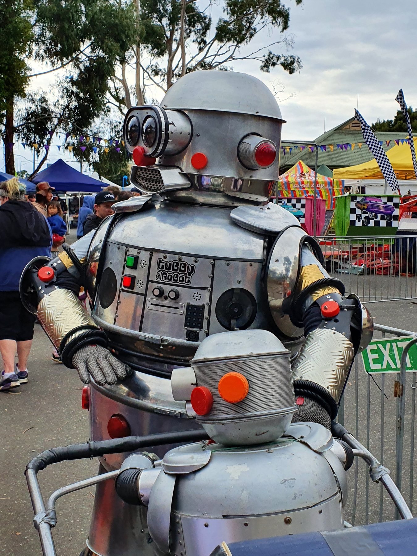 Retro robot performer at PAVED Festival